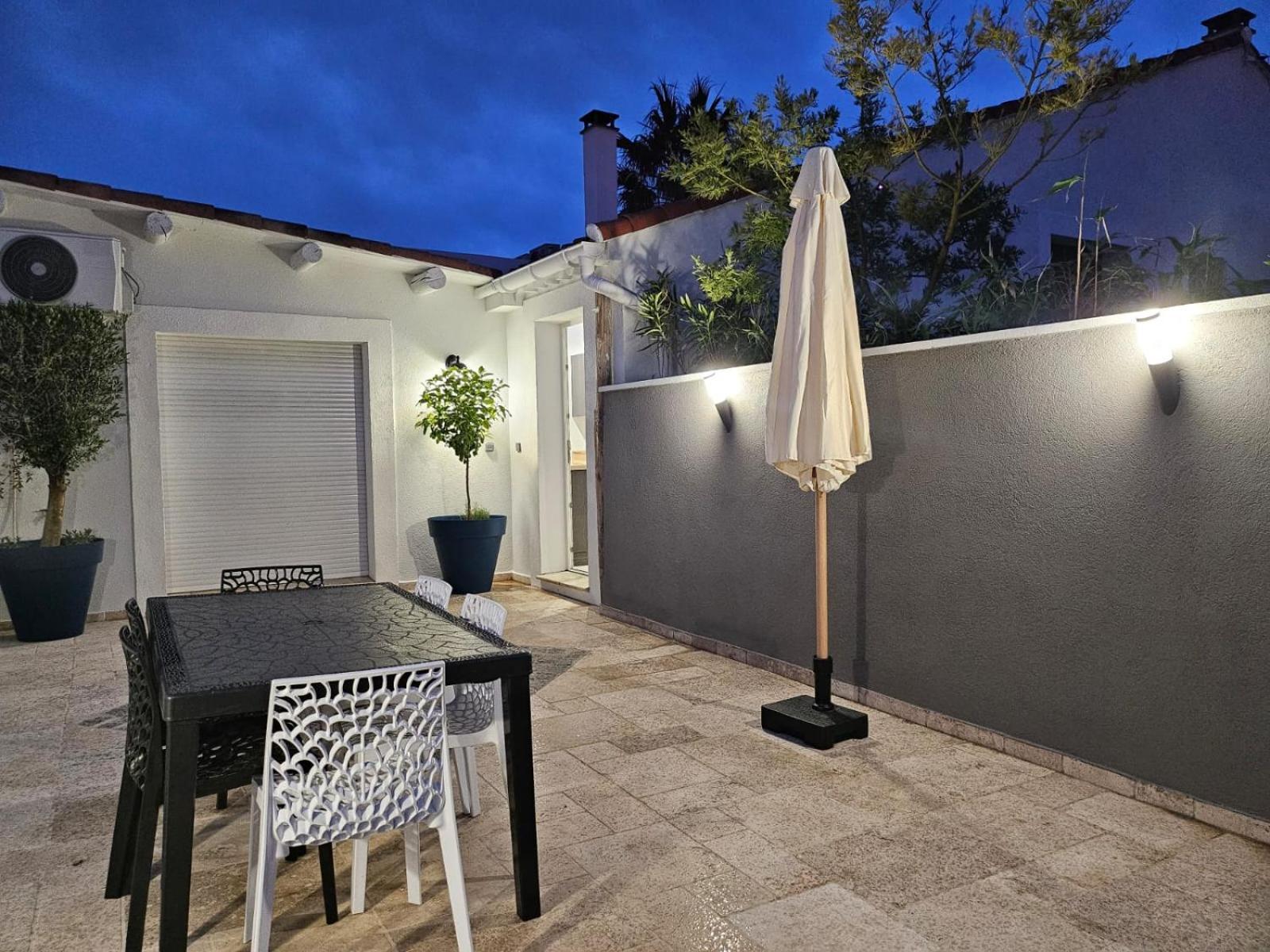 Agreable Logement Avec Terrasse Saint-Victoret Extérieur photo